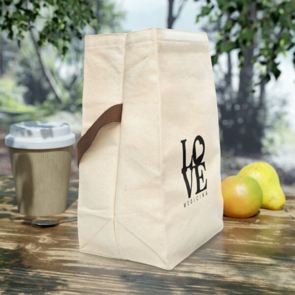 Perfect Size for All Occasions Measuring 12.5" x 8" x 5.5" (20.3cm x 31.8cm x 14cm), this bag is the ideal size for everything from quick snacks to three-course meals. Versatile and practical, it's suitable for both kids and adults, catering to all your lunchtime needs.